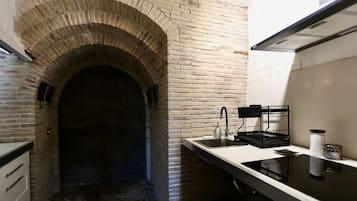 KĂŒhlschrank, Herdplatte, Wasserkocher mit Kaffee-/Teezubehör, Toaster