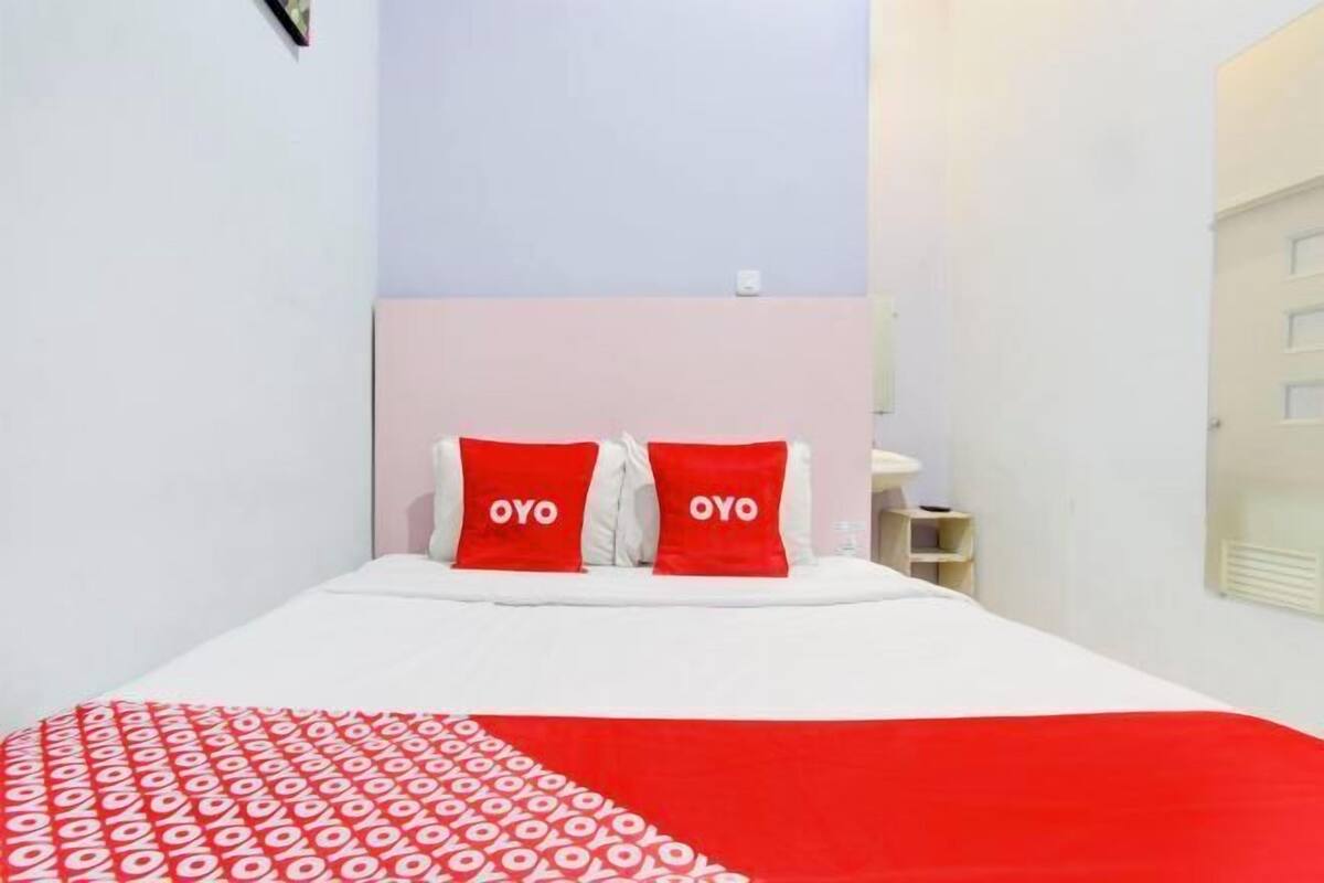 Laptop workspace, free WiFi, bed sheets