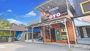 A hotel named "OYO" with a covered entrance and a sign indicating "Hotel Paris." - Hotel O Prawirotaman Near Keraton Yogyakarta Formerly Paris Guesthouse (Sewon)