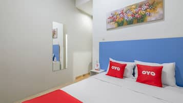 Kamar Double Standar | Ruang kerja ramah laptop, Wi-Fi gratis, dan seprai linen