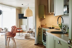 Réfrigérateur, un four, surface de cuisson, lave-vaisselle