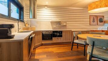 Fridge, oven, stovetop, dishwasher