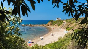 On the beach, sun loungers, beach towels - Tower of the 7 friars - Tower in Cefalu with direct access to the beach (Cefalù)