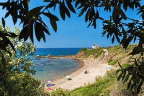 Plage, chaises longues, serviettes de plage