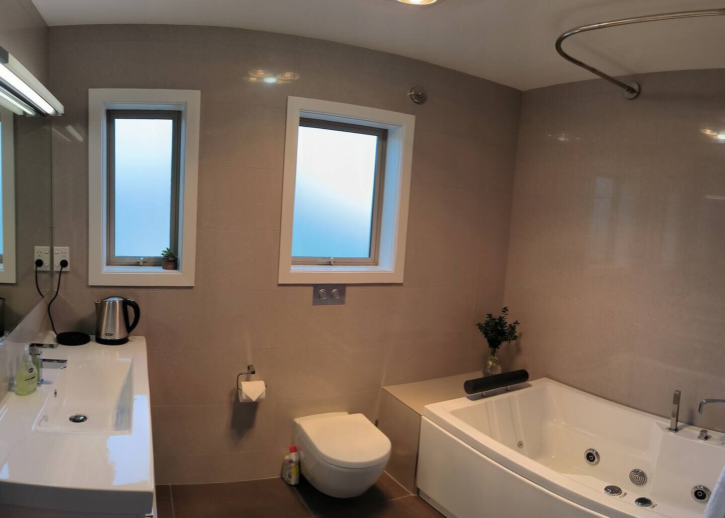 Boblebad, hårføner, håndklær og såpe