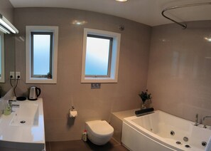 Jetted bath, hair dryer, towels, soap - Birdsong hideaway two-bedroom suite (Auckland)