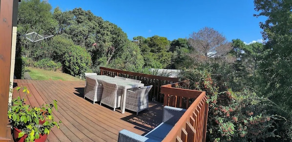 Outdoor dining - Birdsong hideaway two-bedroom suite (Auckland)