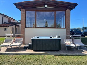 Tina de hidromasaje al aire libre