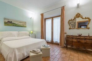 1 quarto, ferros/tábuas de passar roupa, berço de viagem