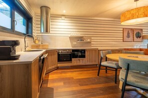 Frigorifero, forno, piano cottura, lavastoviglie
