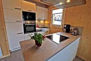 Køleskab, mikrobølgeovn, ovn, kogeplade