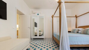 Ein Schlafzimmer mit einem Bett, einem Kleiderschrank und einem Sofa.