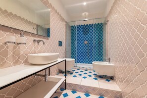 Dusche, Haartrockner, Bidet, Handtücher