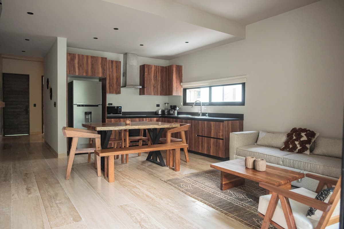 Appartement Premium, 1 chambre, piscine privée, vue jardin (Attha E2) | Coin séjour | TV connectée de 55 pouces avec chaßnes numériques, Netflix, livres