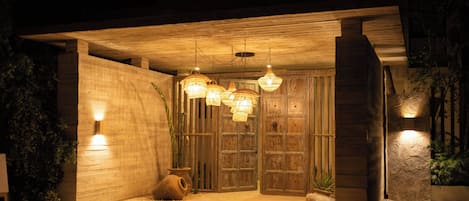Body treatments, hydrotherapy, Thai massages, beach massages, body wraps
