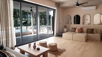 Căn hộ Cao cấp, 3 phòng ngủ, hồ bơi riêng, quang cảnh công viên (Attha A1) | Khu phòng khách | Smart TV 55-inch có truyền hình kỹ thuật số, Netflix, sách