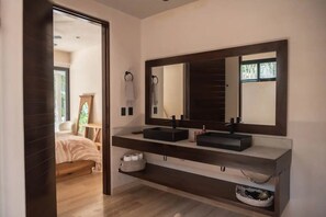 Apartamento de lujo, 3 habitaciones, piscina privada, vistas al parque (Attha A1) | Baño | Ducha y cabezal de ducha tipo lluvia