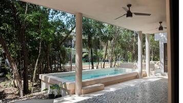 حمام سباحة خاص