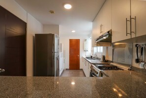 Kjøleskap, mikrobølgeovn, ovn og kokeplater