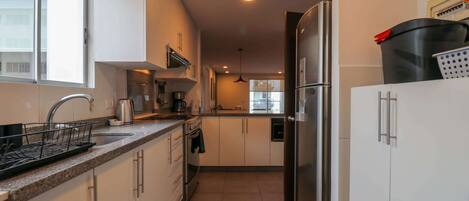 Kjøleskap, mikrobølgeovn, ovn og kokeplater