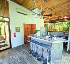 Refrigerador, microondas, horno y parrilla de estufa 