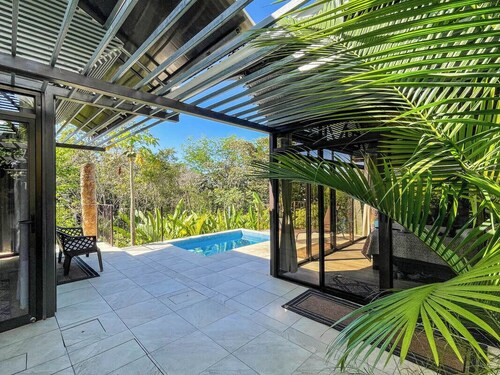 5 min to beach-private pool-great for couples