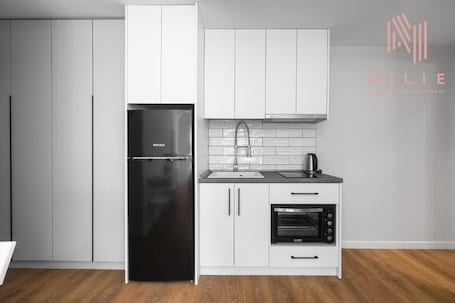 华丽客房, 阳台 | 私人厨房 | 大冰箱、微波炉、电热水壶