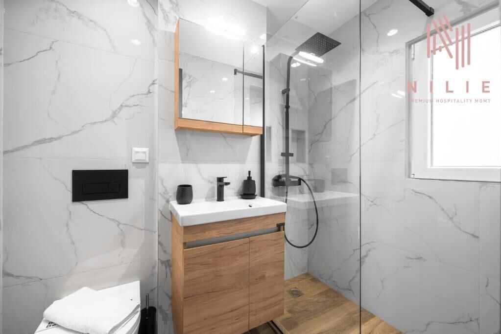 Deluxe kamer, balkon | Badkamer | Een douche, een hydromassagedouche, handdoeken, zeep