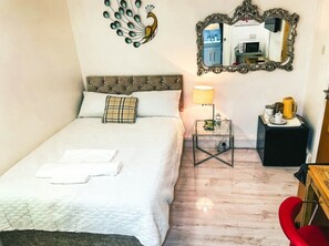 1 dormitorio, tabla de planchar con plancha, wifi y ropa de cama