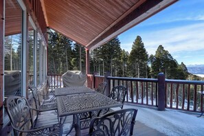 Outdoor dining - Spacious, Custom Built, Luxury Home Cabin with Hot Tub, Stunning Views,  (Angel Fire)