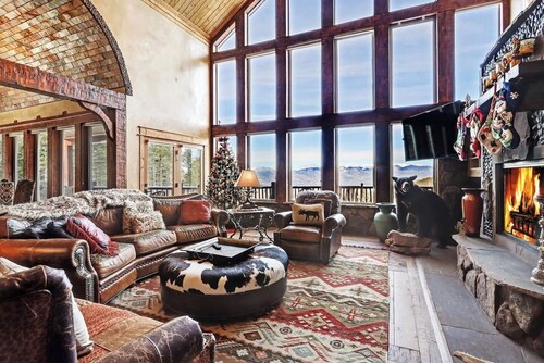 Spacious, Custom Built, Luxury Home Cabin with Hot Tub, Stunning Views, 