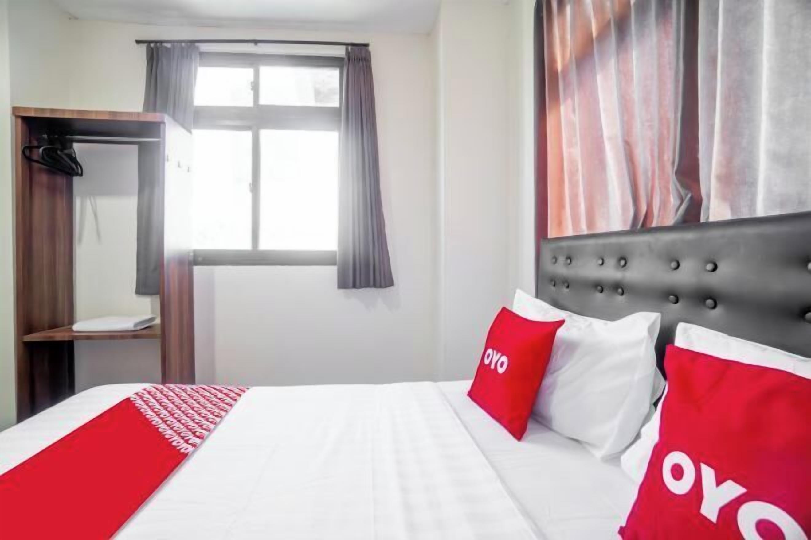 Laptop workspace, free WiFi, bed sheets