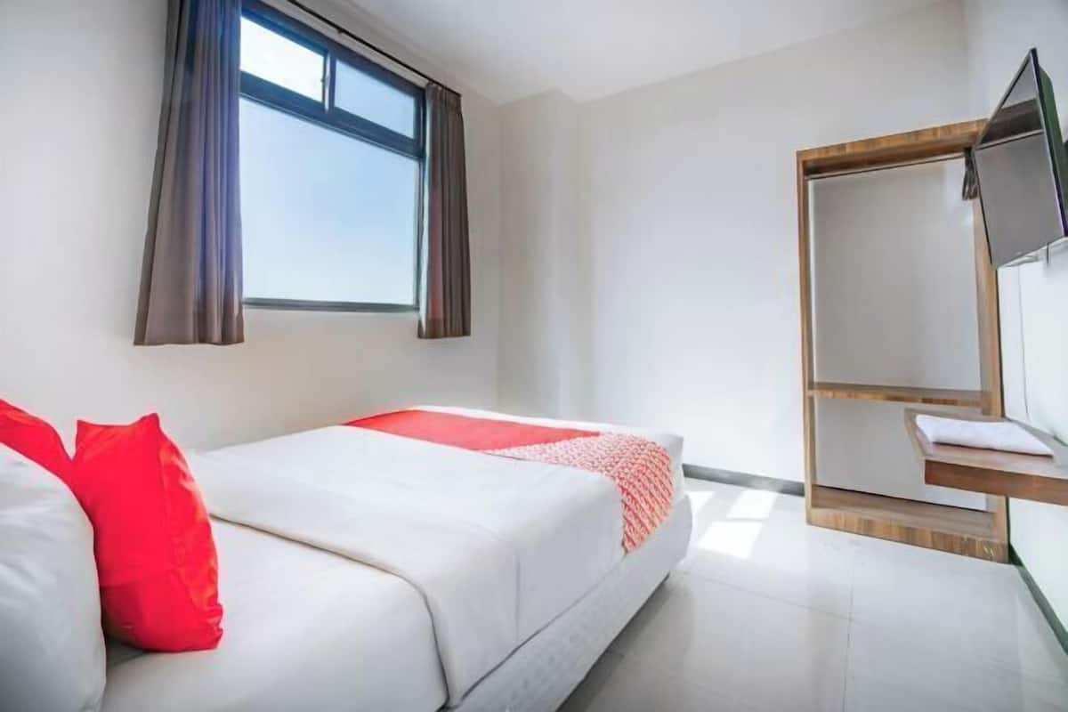 Laptop workspace, free WiFi, bed sheets