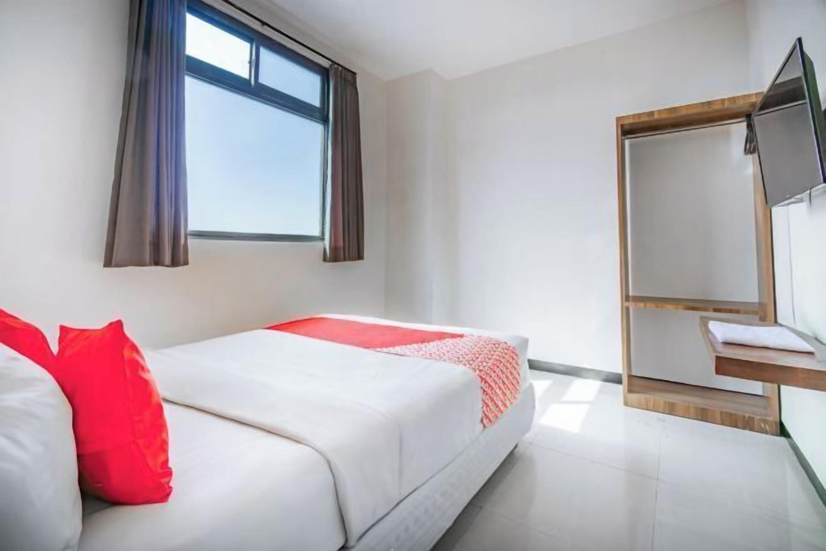 Laptop workspace, free WiFi, bed sheets