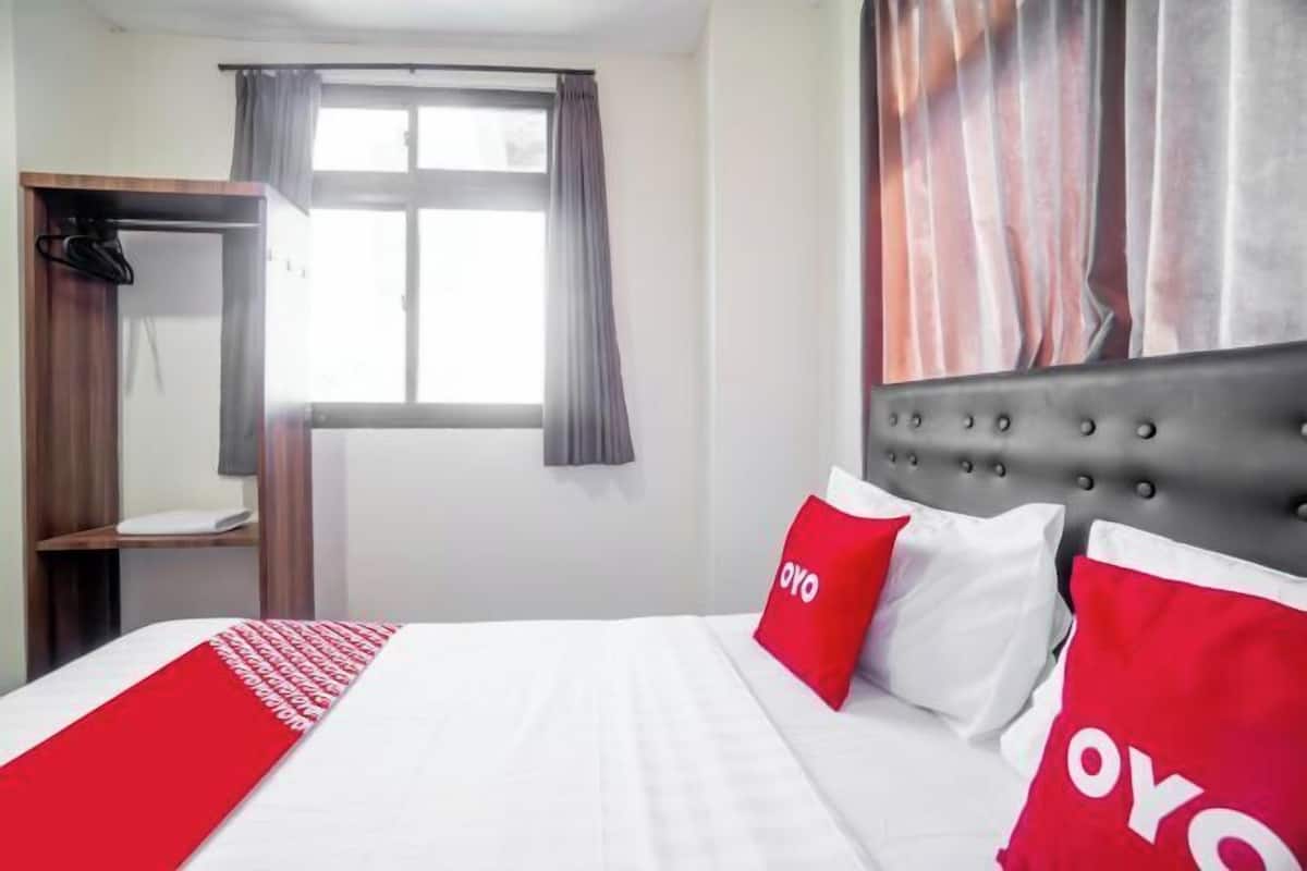 Laptop workspace, free WiFi, bed sheets