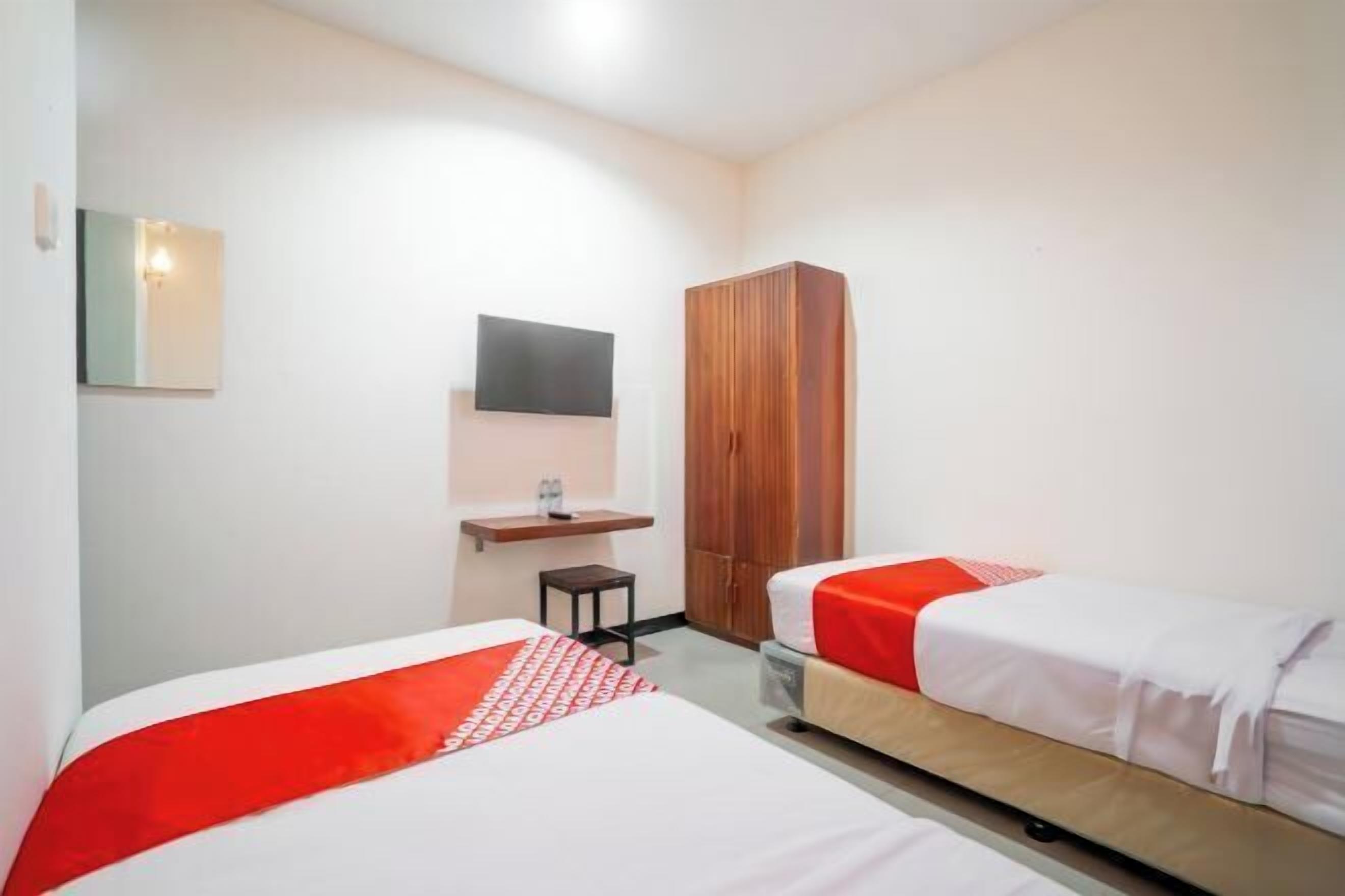 Laptop workspace, free WiFi, bed sheets