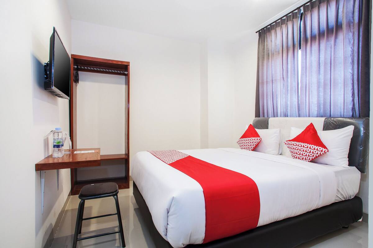 Laptop workspace, free WiFi, bed sheets
