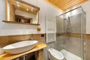 Douche, sèche-cheveux, serviettes fournies