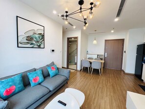 Leilighet – deluxe, 2 soverom, adgang til basseng, byutsikt | Sengetøy av topp kvalitet, memory foam-senger og safe på rommet