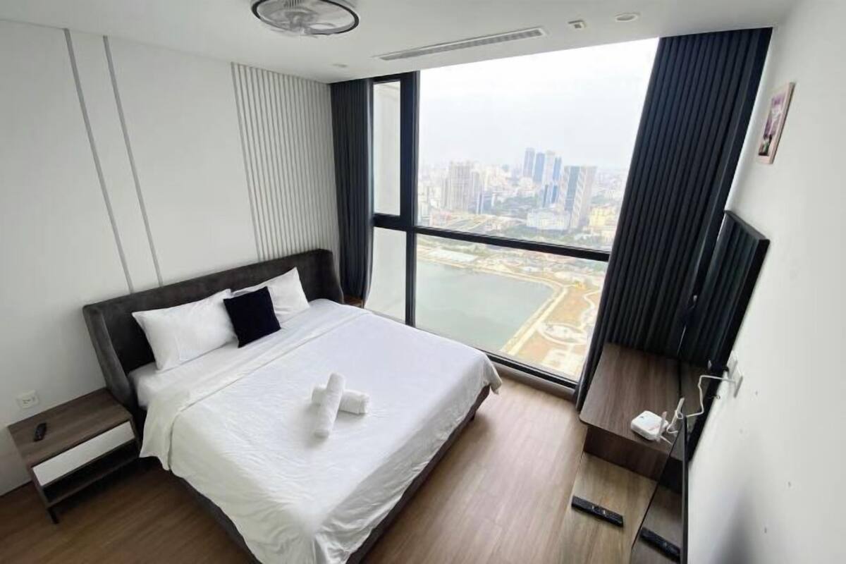 2 bedrooms, premium bedding, memory-foam beds, in-room safe