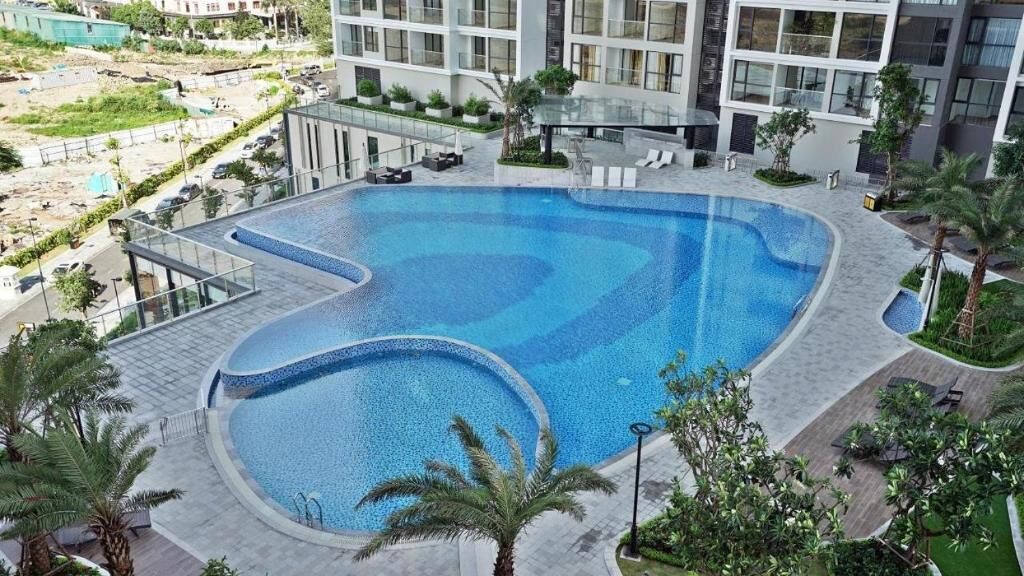 Indoor pool, 2 outdoor pools