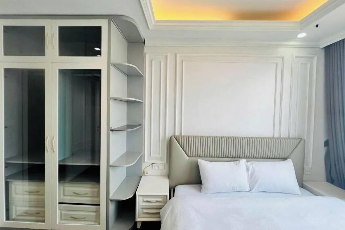 2 bedrooms, premium bedding, memory-foam beds, in-room safe