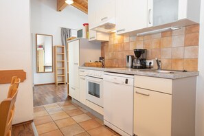 Jääkaappi, uuni, liesi, kahvin-/teenkeitin
