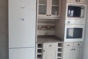 Kühlschrank, Mikrowelle, Ofen, Geschirrspüler