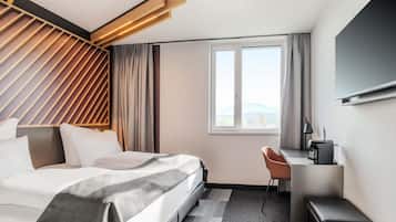 Escritorio, cortinas blackout, sistema de insonorización y wifi gratis