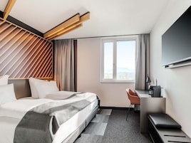 Escritorio, cortinas blackout, sistema de insonorización y wifi gratis