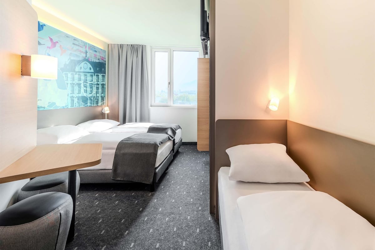 Triple Room | Desk, blackout drapes, soundproofing, free WiFi