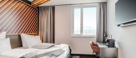 Premium Tek Büyük Yataklı Oda | Masa, güneşlik/perde, ses yalıtımı, ücretsiz kablosuz İnternet