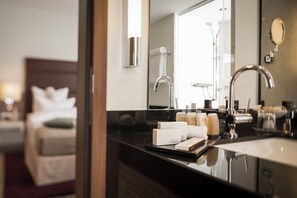 Hair dryer, bathrobes, slippers, soap - Hotel René Bohn (Ludwigshafen)