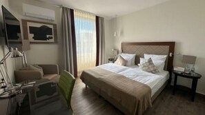Hypo-allergenic bedding, desk, iron/ironing board, travel crib - Hotel René Bohn (Ludwigshafen)